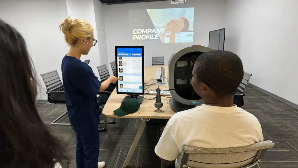 Ivorian Skincare Chain Leader Visits Fotromed to Explore AI Skin Analysis Machine Series_80kb